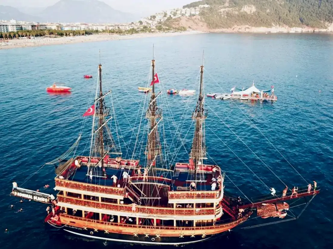 Alanya'da Eğlenceli Tekne Gezileri